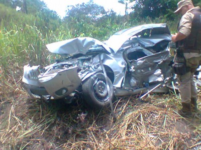 Veículo ficou destruído após acidente (Foto: Tarcísio Oliveira/UN)