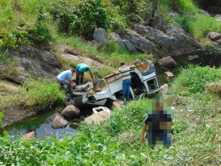 Veículo Doblô ficou destruído com o acidente (Foto: Ubatã Notícias