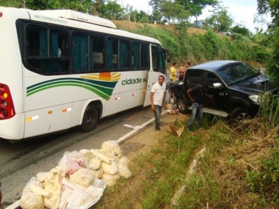 Ônibus seguia para a cidade de Cravolândia (Foto: Mídia Bahia)
