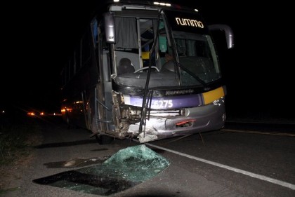 Batida arrancou a porta do ônibus; Segundo motorista, Uno vinn (Foto: Radar 64)
