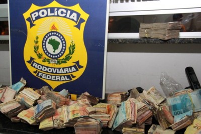 Polícia encontrou R$ 170 mil no carro (Foto: Radar 64)
