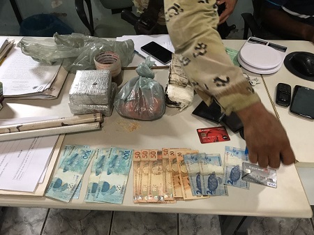O suspeito foi preso com 2 tabletes de maconha, 1 de crack, uma balança de precisão (Foto: Ubatã Notícias)