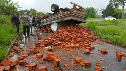 Caminhão transportava carga de blocos de construção (Foto: Ubatã Notícias)