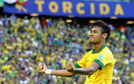 Neymar vibra com a torcida: combinação perfeita no Castelão (Foto: EFE)